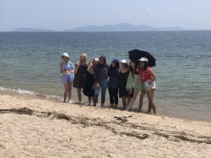 琵琶湖を背景に８人の女性が写っています